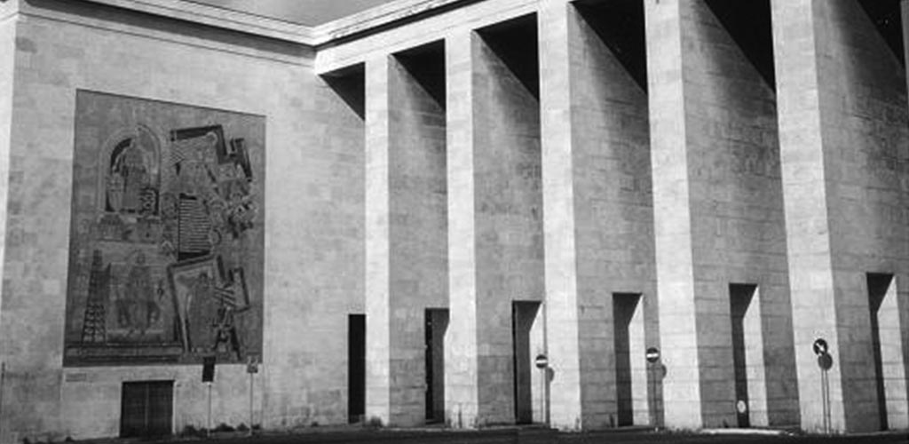 Portico (1939-42) che porta a Piazza Marconi e Genio dello Sport di Italo Griselli presso Palazzo degli Uffici.